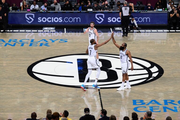 brooklyn-nets-court-high-five